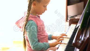 小女孩学弹钢琴
